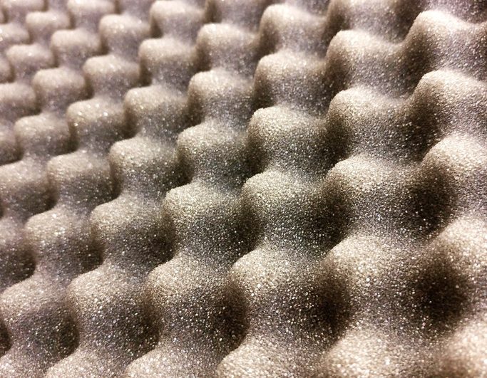Panneau de mousse acoustique alvéolée pour l'isolation phonique d'un studio