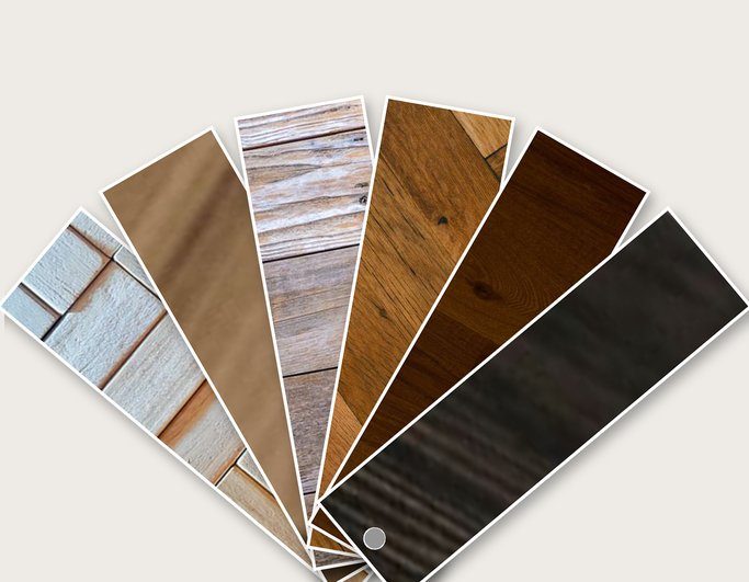 Nuancier en éventail d'échantillons de parquet de différentes teintes